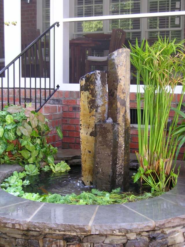 gartenbrunnen pumpe säulen stein wasserpflanzen teich