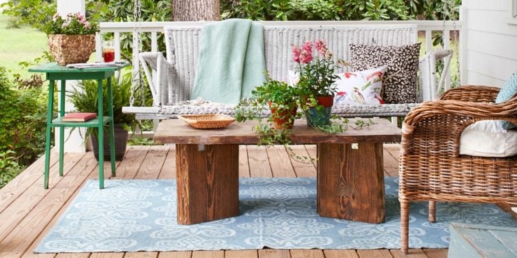 dekoideen für terrasse veranda-baumstamm-couchtisch-schaukel-stuhl-korb
