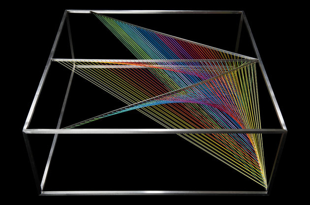 designer couchtisch glas prisma edelstahl bunte elastische faden