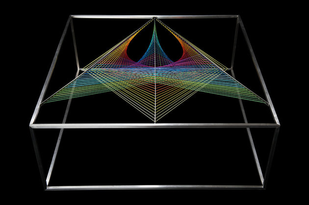 designer couchtisch glas prisma konzept lichtbrechung inspiriert