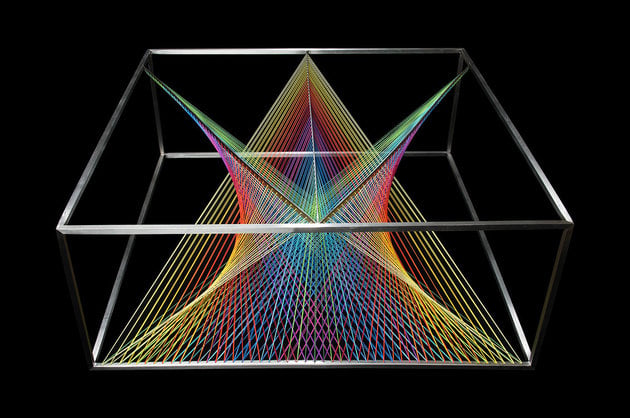 designer couchtisch aus glas prisma maurie novak bunte elastische linien