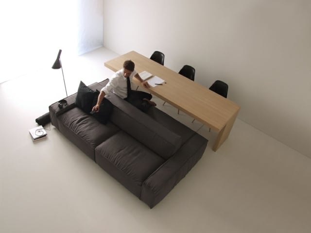 Holztisch Sofa kleine Wohnung einrichten Ideen Polstermöbel