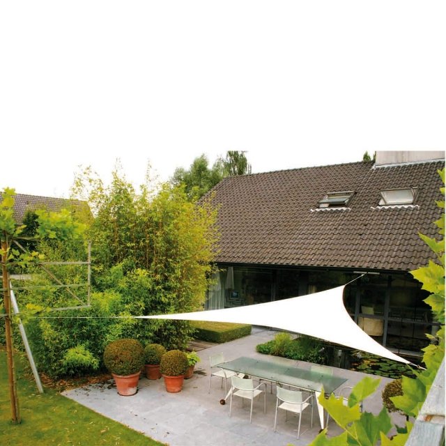 dreieckiges sonnensegel spannen terrasse sitzecke garten