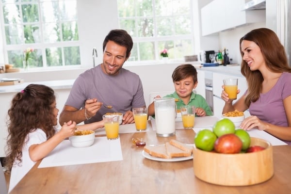 familie zusammen-frühstück mit den kindern zubereiten
