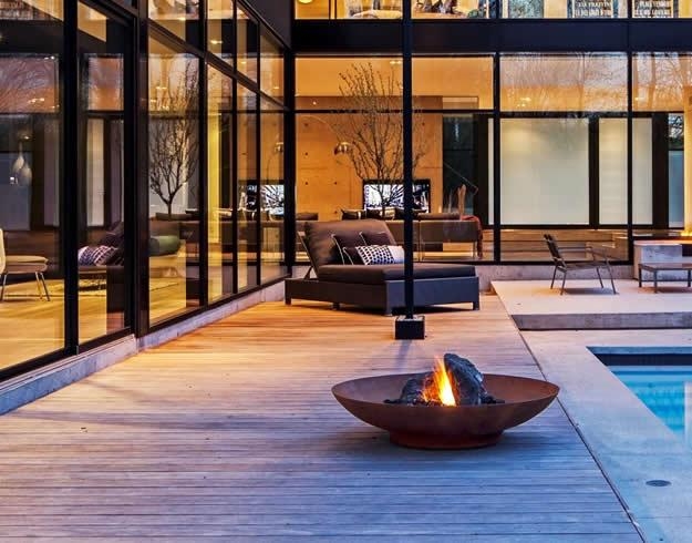 feuerstelle-für-den-garten-organisches-minimalistisches-aussehen-outdoor-bereich-pool-glas-tür