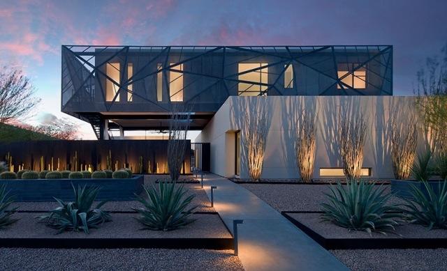 flachdachhaus modern mit pool tropische Pflanzen gartenwege