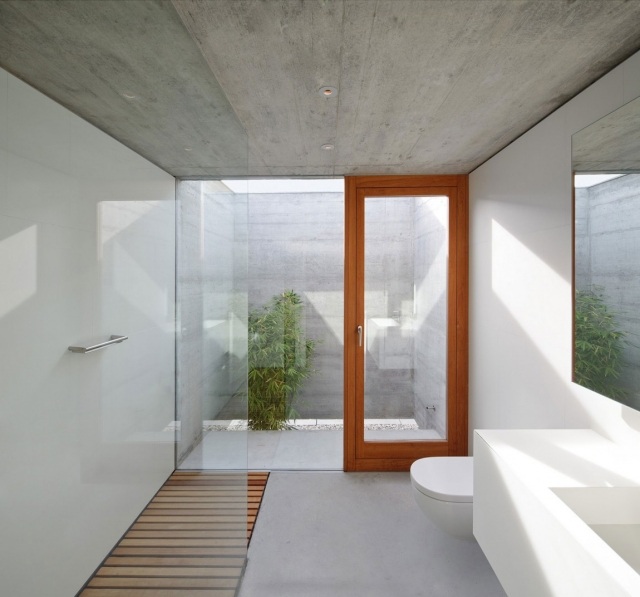 Flachdachhaus aus Beton spanien holz badezimmer bambuspflanzen