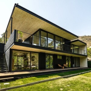 flachdachhaus zweigeschossig-metallverkleidung außentreppe glas einsatz