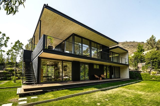 flachdachhaus zweigeschossig-metallverkleidung außentreppe glas einsatz
