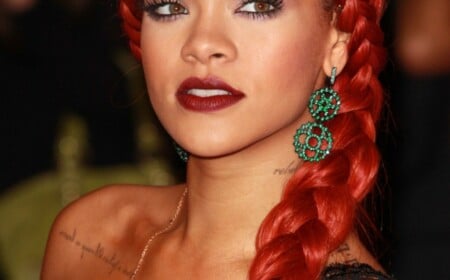 französischer Zopf moderne Frisur Stars Rihanna rote Haarfarbe