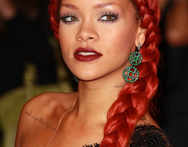 französischer Zopf moderne Frisur Stars Rihanna rote Haarfarbe