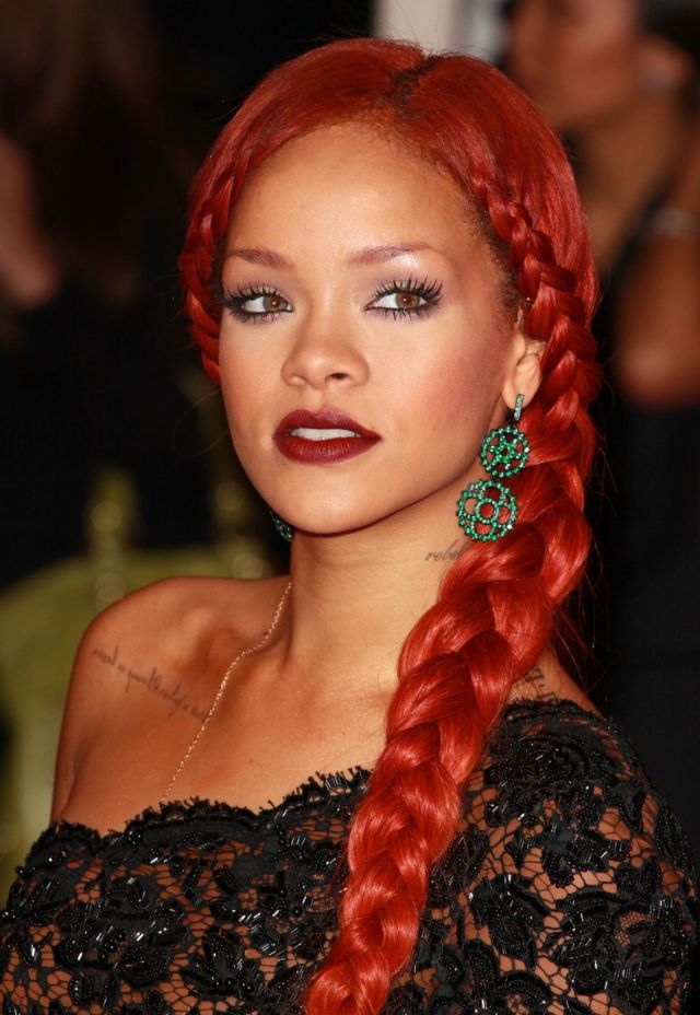 Zopf moderne Frisur Stars Rihanna rote Haarfarbe