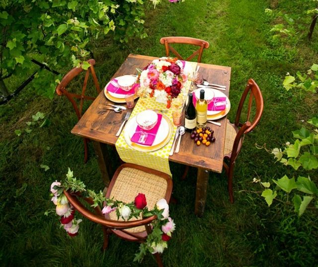 Tisch Blumenstrau Rosen rosa weiße Hyazinthen Erdbeeren Früchte
