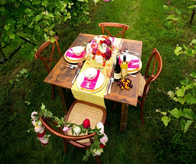 frische Blumen Garten Tisch Blumenstrau Rosen rosa weiße Hyazinthen-Erdbeeren Früchte