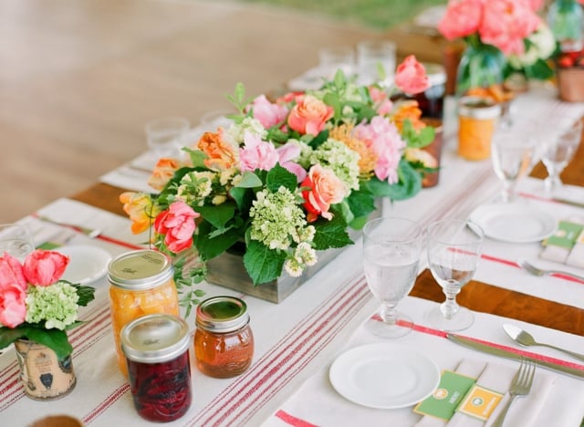 frische Blumen Tisch schön festlich eiserne Eimer Gestecke selber machen