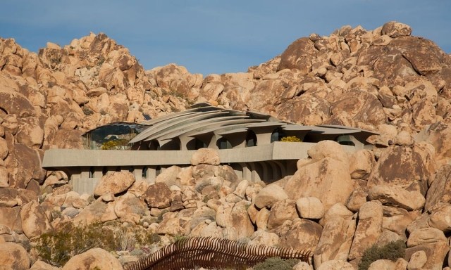 futuristisches wohnhaus in der wüste-wie Dinosaurier Skelett