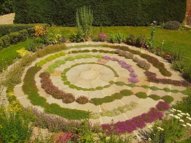 garten labyrinth inspiration bodendecker spirale steinplatten