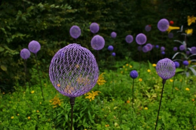Garten Skulpturen zum Selbermachen lila masche kugeln zierzwiebel optik