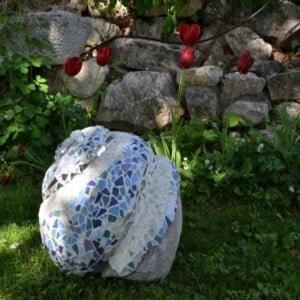 garten skulpturen zum selbermachen beton deko mosaik blau mauer steine