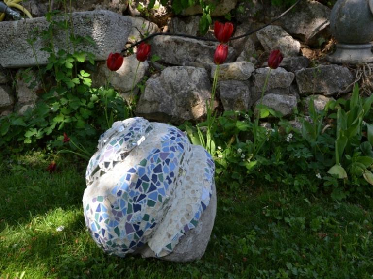 garten skulpturen zum selbermachen beton deko mosaik blau mauer steine