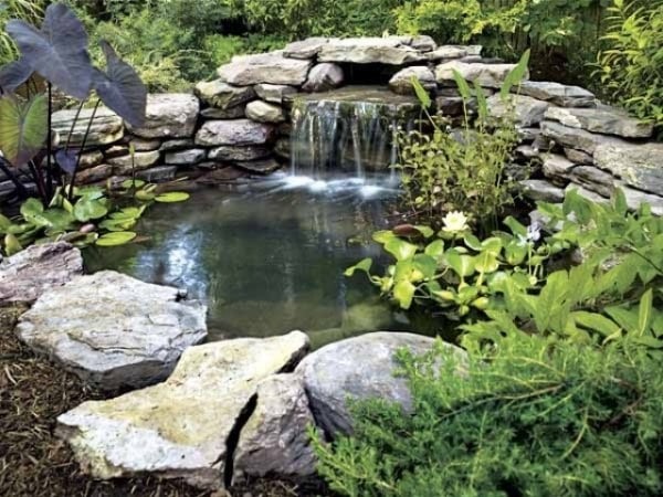 garten-teichanlage bepflanzt große flache-Steine Wasserfall