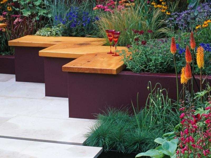 Die moderne Gartenbank aus Holz passt sich jeder Gartensituation an