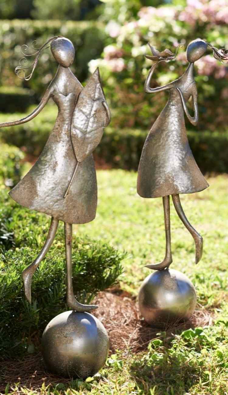 gartendeko-metall-skulpturen-bronze-maennchen-figuren-herbst-blaetter