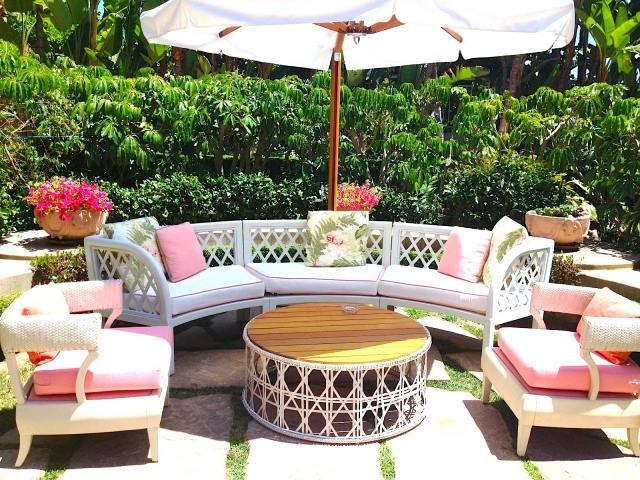 outdoor rundsofa mit armlehnsessel rosa nuancen-sonnenschirm 