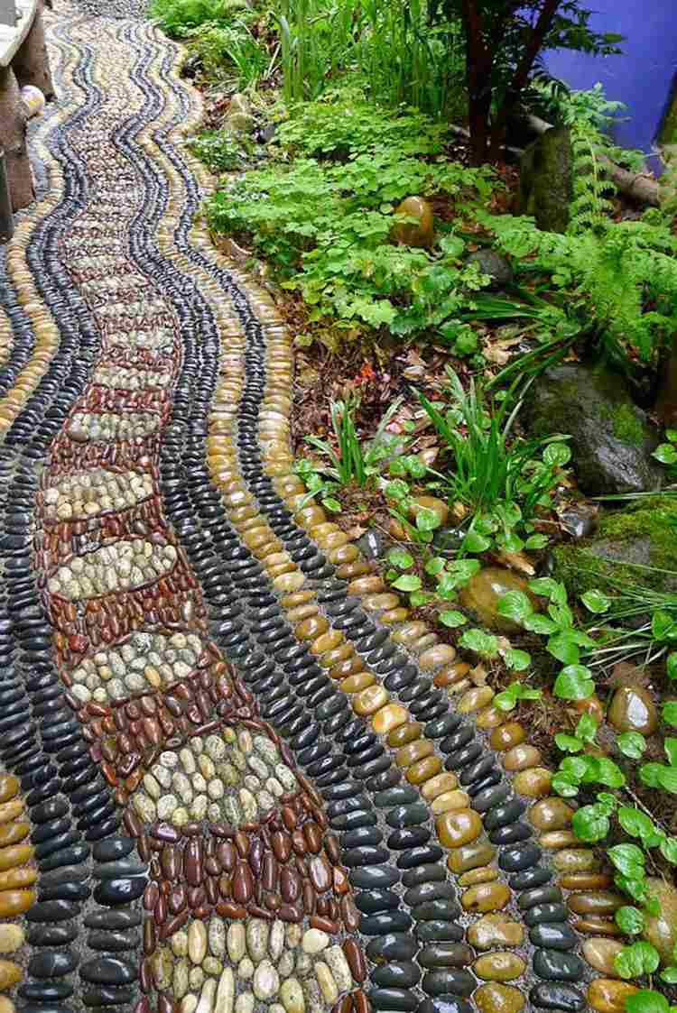 Gartenwege aus Kieselsteinen mosaik-verschiedene-farben-wellenform