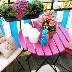 gemütliche Sitzecke Balkon Bespannung blaue weiße Streifen rosa Tisch
