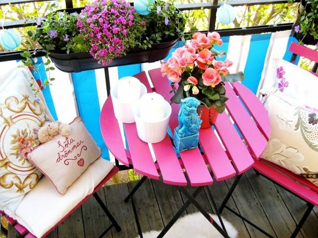 Balkon Bespannung blaue weiße Streifen rosa Tisch