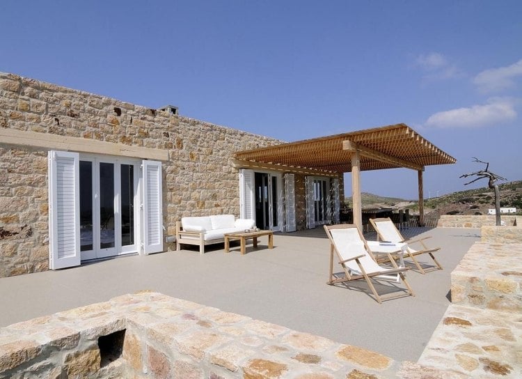 gestaltung-terrasse-landliches-flair--mediterran-kalkstein-liege-ueberdachung-weiss-ausblick