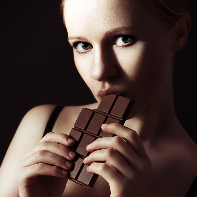 gesund schwarze schokolade essen frau lecker zartbitter