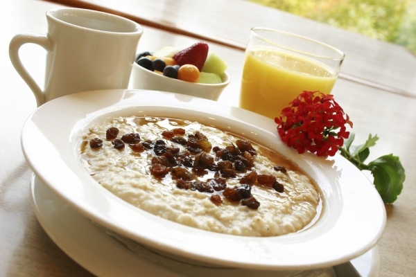 gesundes frühstück ideen für diätplan-milch jogurt- obst