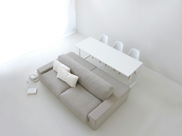 Polstermöbel Italien weißer Tisch drei Stühle Deko Kissen