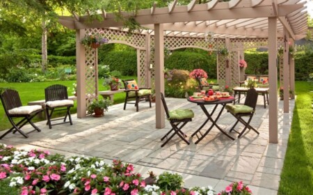 grundlagen-gartengestaltung-tipps-holz-pergola-blumen-essbereich