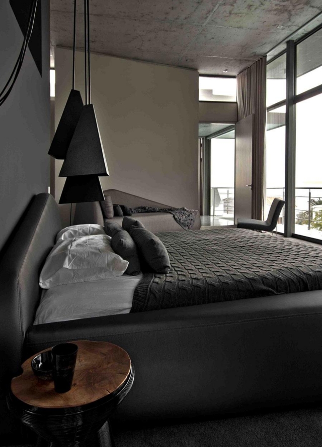 haus-design-schlafzimmer-groß-bett-dunkle-farben-hohe-fenster-klein-nachttisch