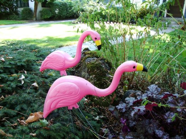 ideen gartendeko witziger pinker flamingo dekorative figuren