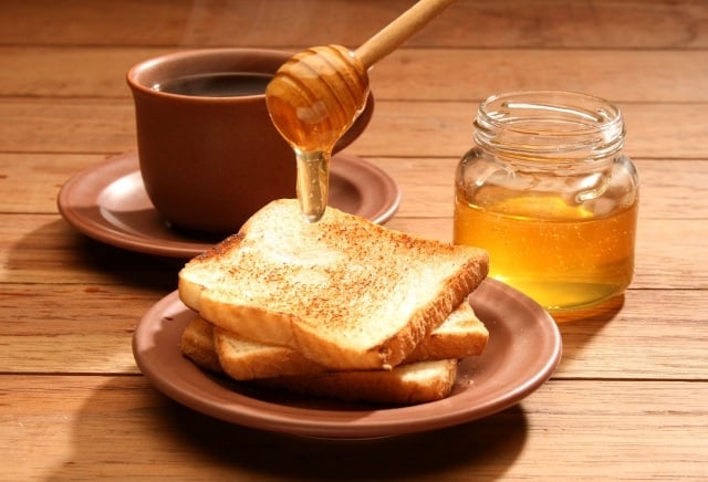 ideen für gesundes abnehmen frühstück-mit honig-toastbrötchen