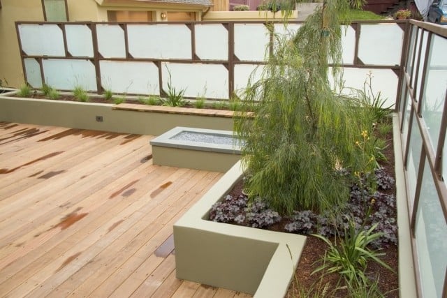 ideen für terrasse eingebaute Pflanzgefäße Sichtschutzzaun kunststoff