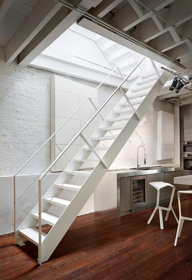 industrial-chic wohndesign einrichtungsstil-treppen weiß-rustikale wand-ziegel soho-penthouse