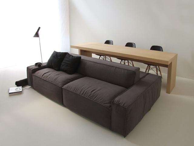 Design Holztisch drei schwarze Stühle Essplatz gestalten planen