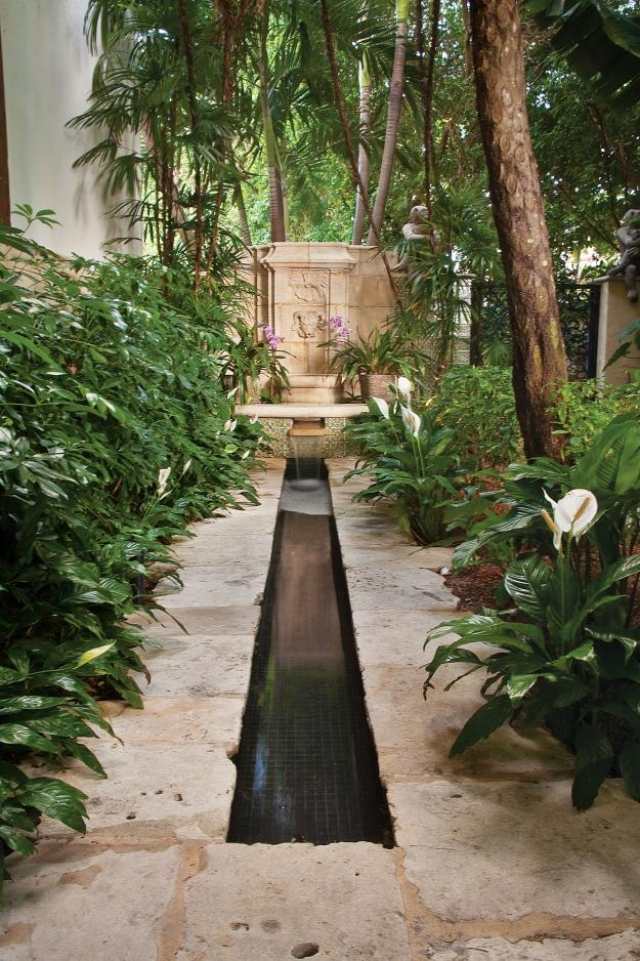 italienischer Garten Gestaltungsideen exotische Pflanzen Palmen-wasserbrunnen
