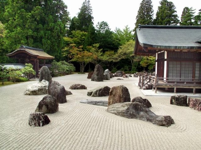 japanischer garten sand steine häuser landschaft
