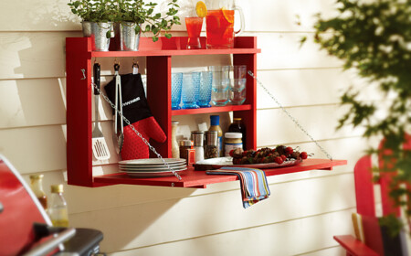 klapptisch-balkon-selber-bauen-haengeschrank-regale-wand-rot