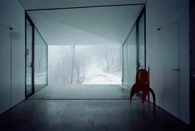 minimalistische Villa Glasfassade Betonboden Japan