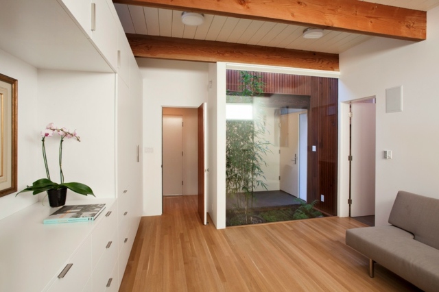 Innenhof Ideen Baum Glaswand Wohnzimmer Holz Laminatboden
