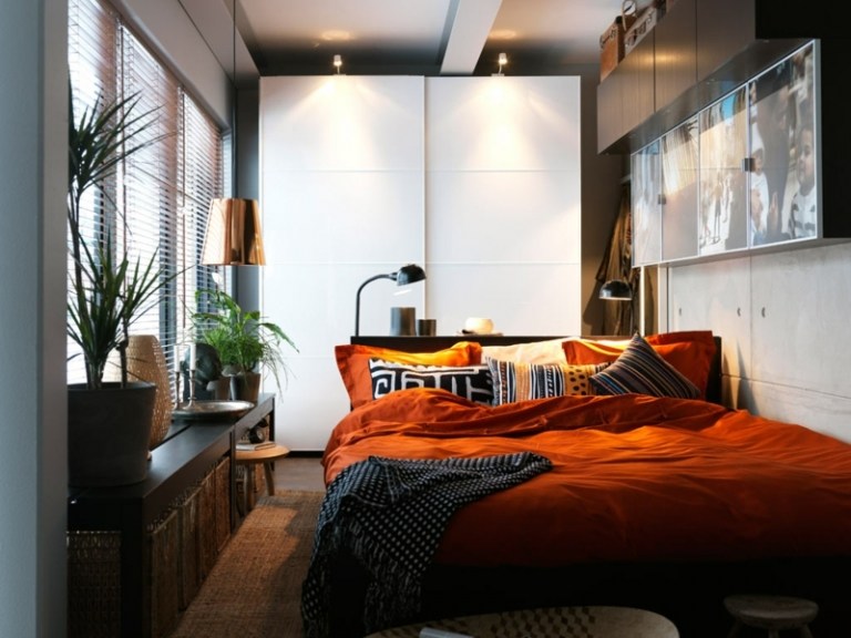 kleines schlafzimmer kleiderschrank modern beistelltisch bettwaesche orange