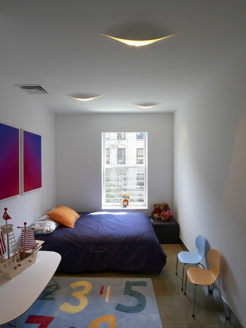 kleines schlafzimmer schlicht modern kinder bett spielzeug teppich