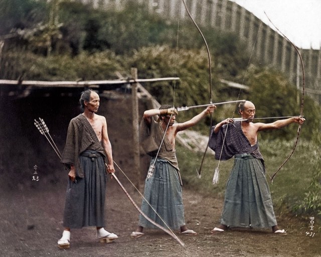 kolorierte fotos japanische Bogenschützen 1860